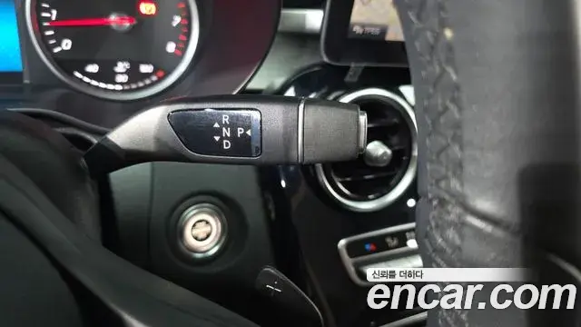 Mercedes-Benz C-Class 2019 — Photo 12/30