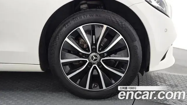 Mercedes-Benz C-Class 2019 — Photo 16/30