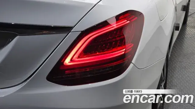 Mercedes-Benz C-Class 2019 — Photo 13/30