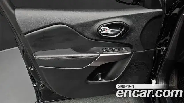 Jeep Cherokee 2021 — Photo 25/34