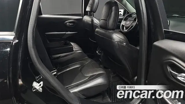 Jeep Cherokee 2021 — Photo 30/34