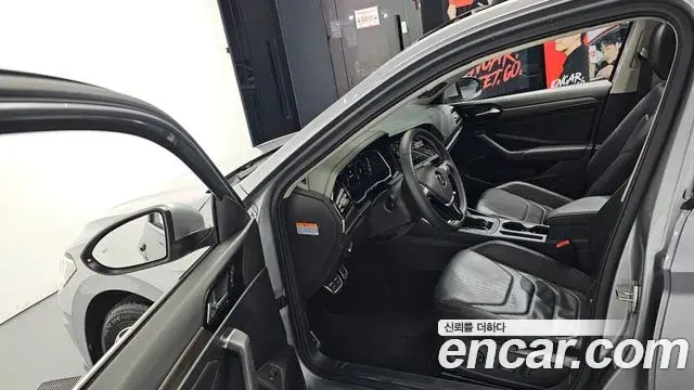 Volkswagen Jetta 2021 — ფოტო 18/35