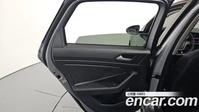 Volkswagen Jetta 2021 — ფოტო 33/35