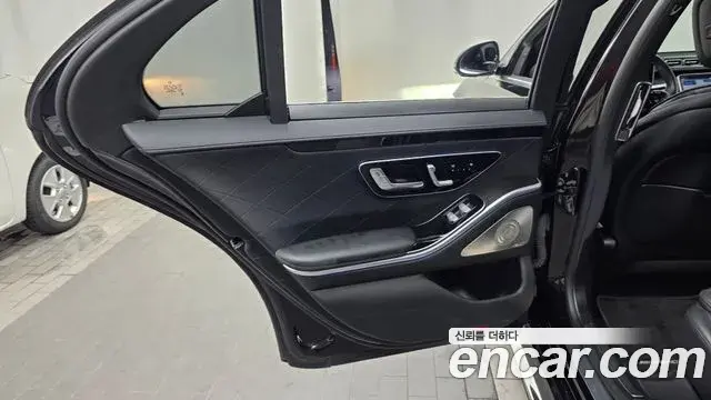Mercedes-Benz S-Class 2022 — Photo 9/36