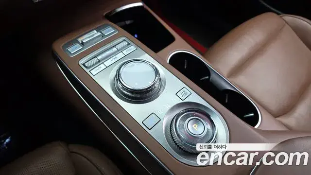 Genesis GV70 2021 — ფოტო 24/34
