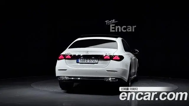 Mercedes-Benz E-Class 2024 — Фото 4/20