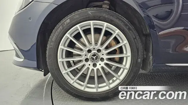 Mercedes-Benz E-Class 2021 — ფოტო 19/20