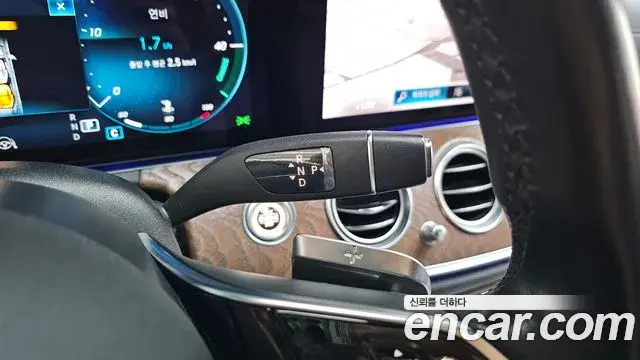 Mercedes-Benz E-Class 2021 — ფოტო 18/20