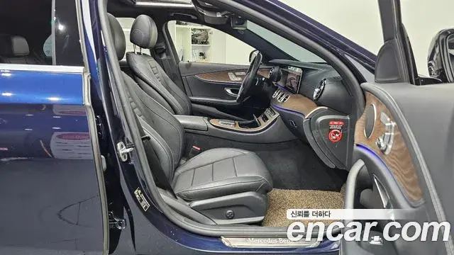 Mercedes-Benz E-Class 2021 — ფოტო 17/20
