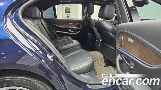 Mercedes-Benz E-Class 2021 — ფოტო 7/20