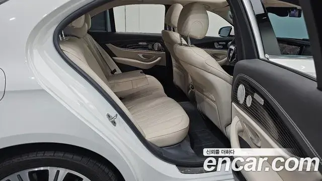 Mercedes-Benz E-Class 2021 — Фото 12/20