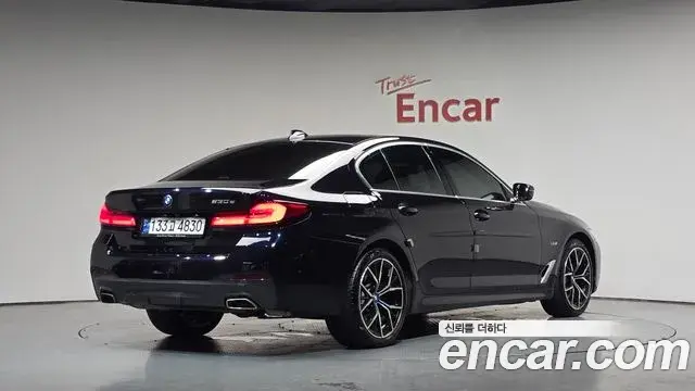 BMW 5 Series 2022 — ფოტო 26/32