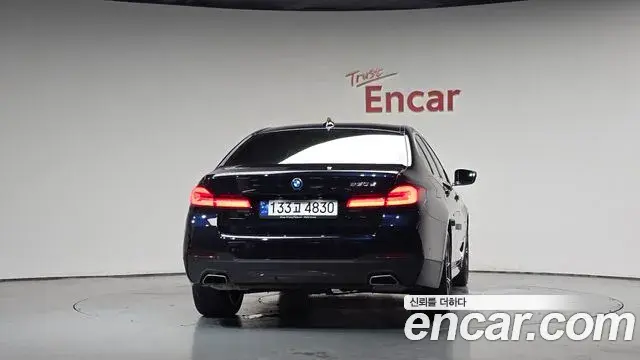 BMW 5 Series 2022 — ფოტო 8/32