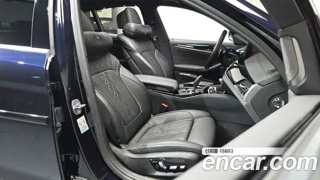 BMW 5 Series 2022 — ფოტო 28/32