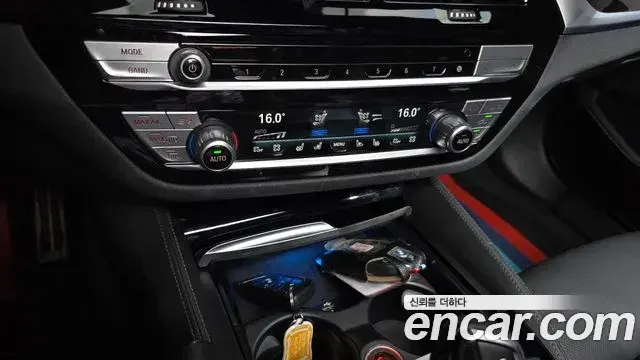 BMW 5 Series 2022 — ფოტო 16/32