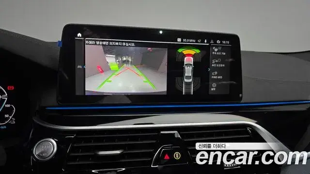 BMW 5 Series 2022 — ფოტო 15/32