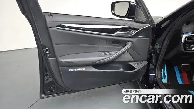 BMW 5 Series 2022 — ფოტო 32/32