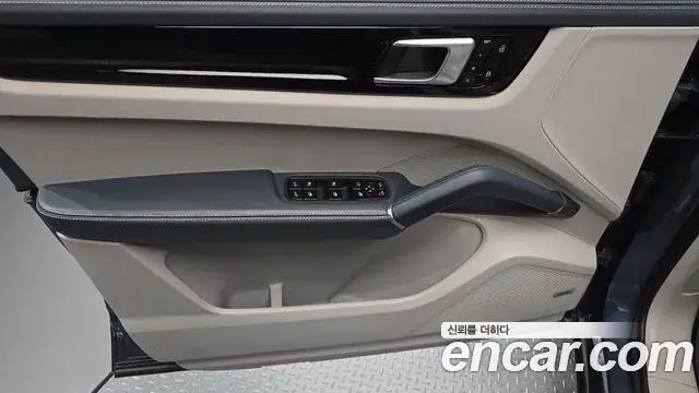 Porsche Cayenne 2020 — Photo 16/38