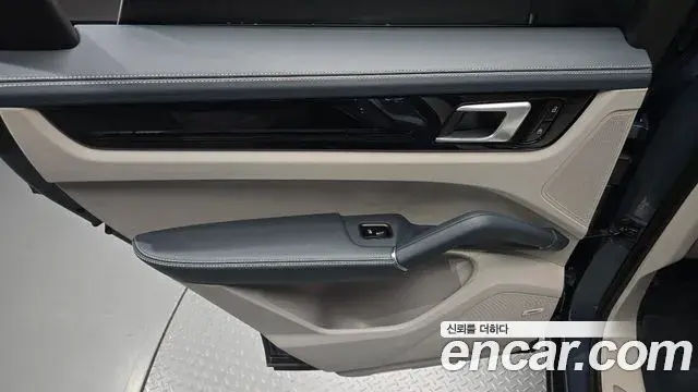Porsche Cayenne 2020 — Photo 18/38