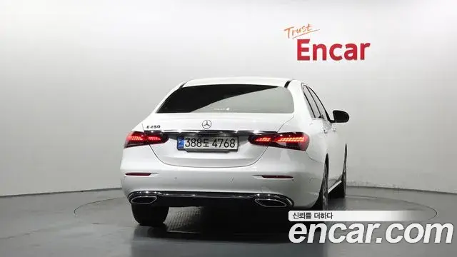 Mercedes-Benz E-Class 2021 — ფოტო 17/20