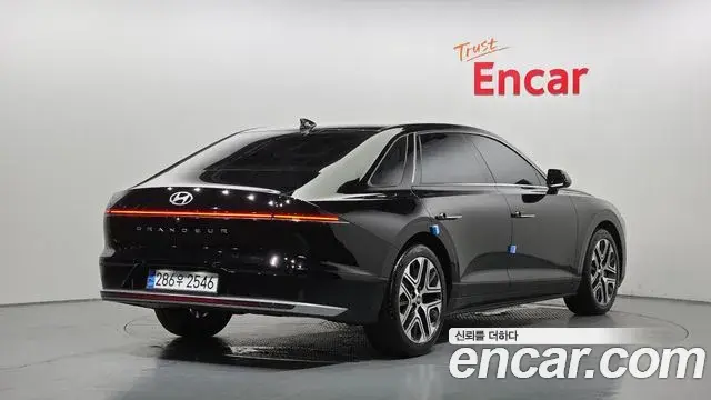 Hyundai Grandeur Hybrid 2023 — Photo 22/32