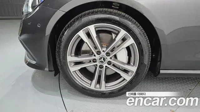 Mercedes-Benz E-Class 2021 — Фото 5/20