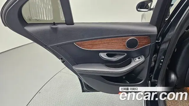 Mercedes-Benz C-Class 2019 — Şəkil 28/30