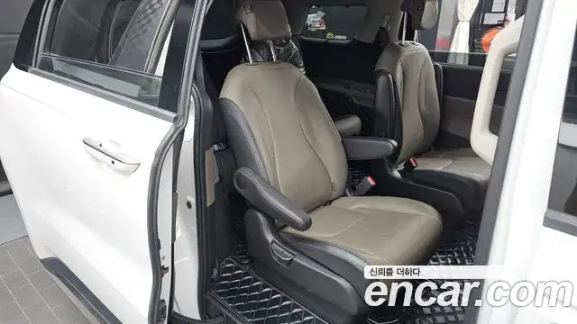 Kia Carnival 2024 — ფოტო 25/30