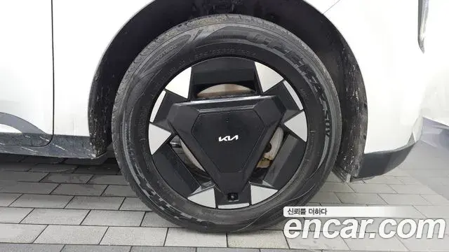 Kia Carnival 2024 — ფოტო 23/30