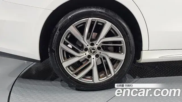 Mercedes-Benz E-Class 2024 — ფოტო 27/34