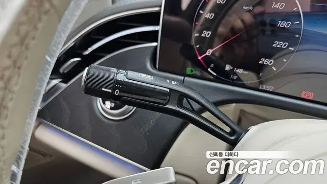 Mercedes-Benz E-Class 2024 — ფოტო 31/34