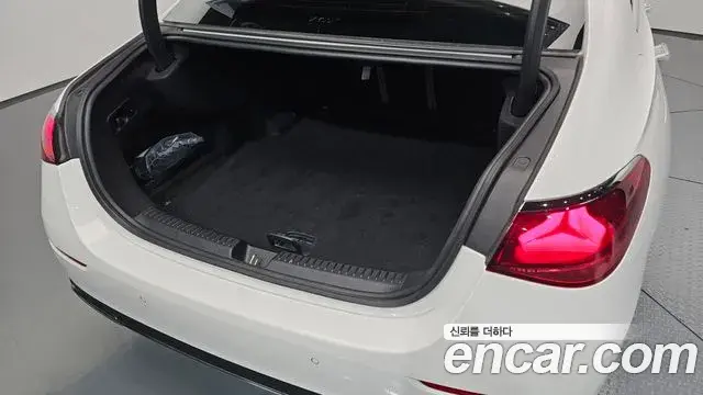 Mercedes-Benz E-Class 2024 — ფოტო 13/34