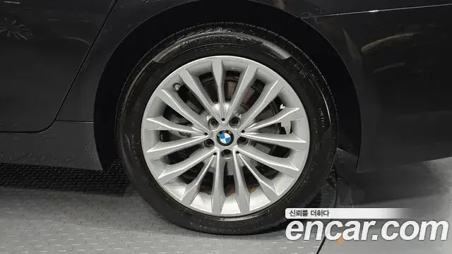 BMW 5 Series 2021 — Photo 17/32