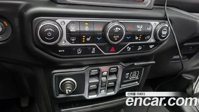 Jeep Wrangler 2020 — Фото 18/20