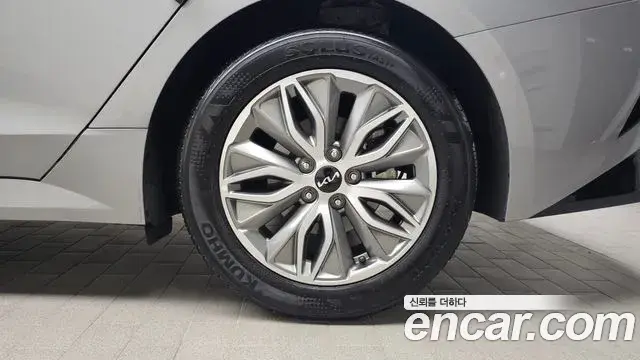 Kia K5 2023 — Şəkil 19/31