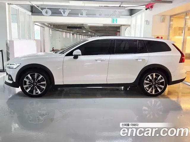 Volvo V60 Cross Country 2025 — Фото 19/20