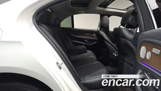 Mercedes-Benz E-Class 2019 — Фото 12/20