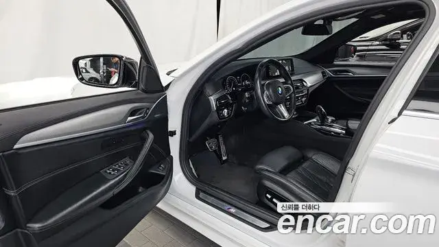 BMW 5 Series 2019 — Фото 10/20