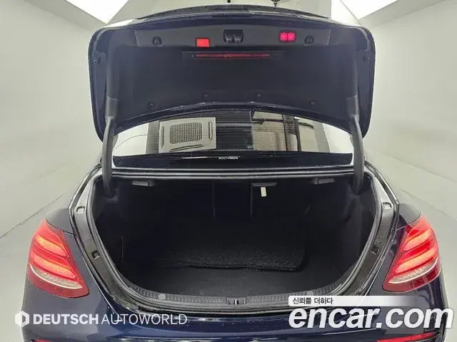 Mercedes-Benz E-Class 2020 — Фото 18/20