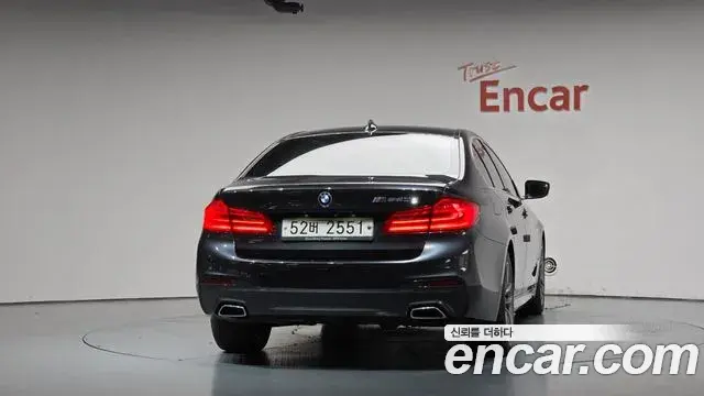 BMW 5 Series 2018 — Фото 4/20