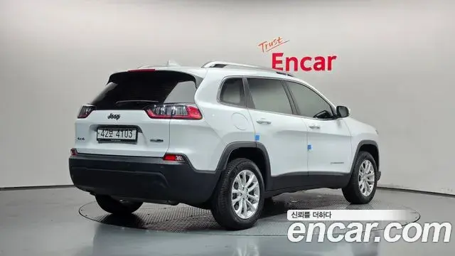 Jeep Cherokee 2019 — Фото 2/20