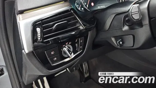 BMW 5 Series 2018 — Фото 17/20