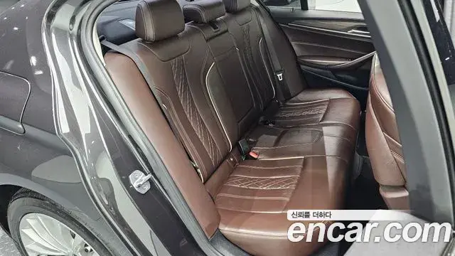 BMW 5 Series 2018 — Фото 11/20