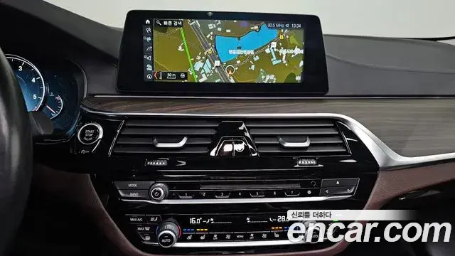 BMW 5 Series 2018 — Фото 12/20