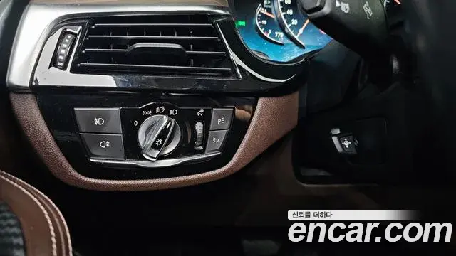 BMW 5 Series 2018 — Фото 17/20