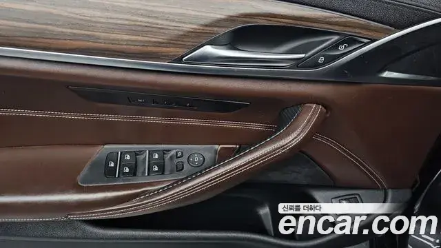 BMW 5 Series 2018 — Фото 18/20