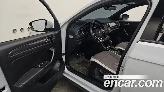 Volkswagen T-Roc 2021 — Photo 28/36