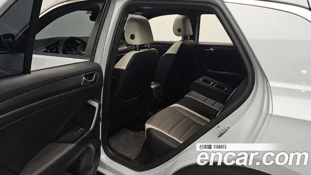Volkswagen T-Roc 2021 — Photo 18/36