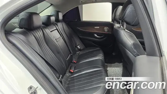 Mercedes-Benz E-Class 2018 — Фото 11/20