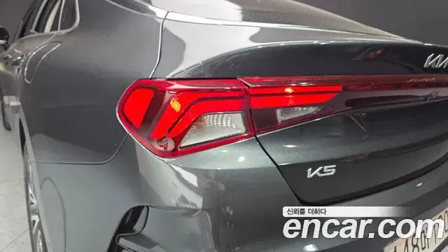 Kia K5 2023 — ფოტო 28/32